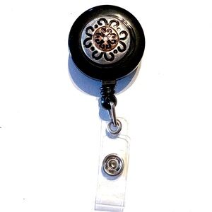 Retractable badge holder